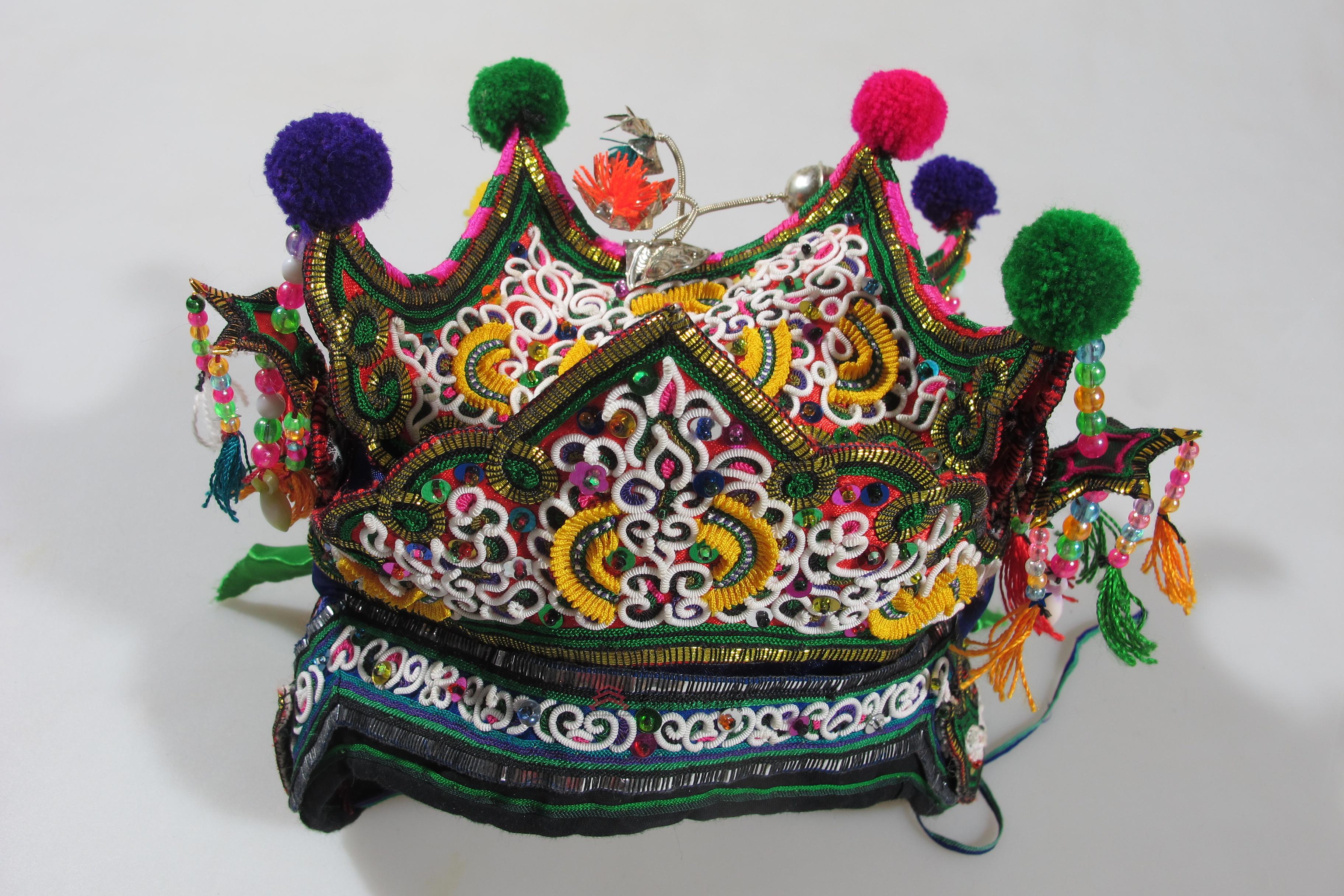 当代榕江侗族缠绣龙纹响铃庙帽