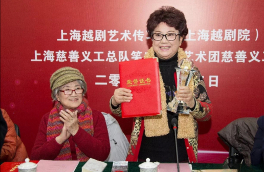 <p>孟莉英同志当选“慈善之星”座谈会（王文娟左一，孟莉英右一）