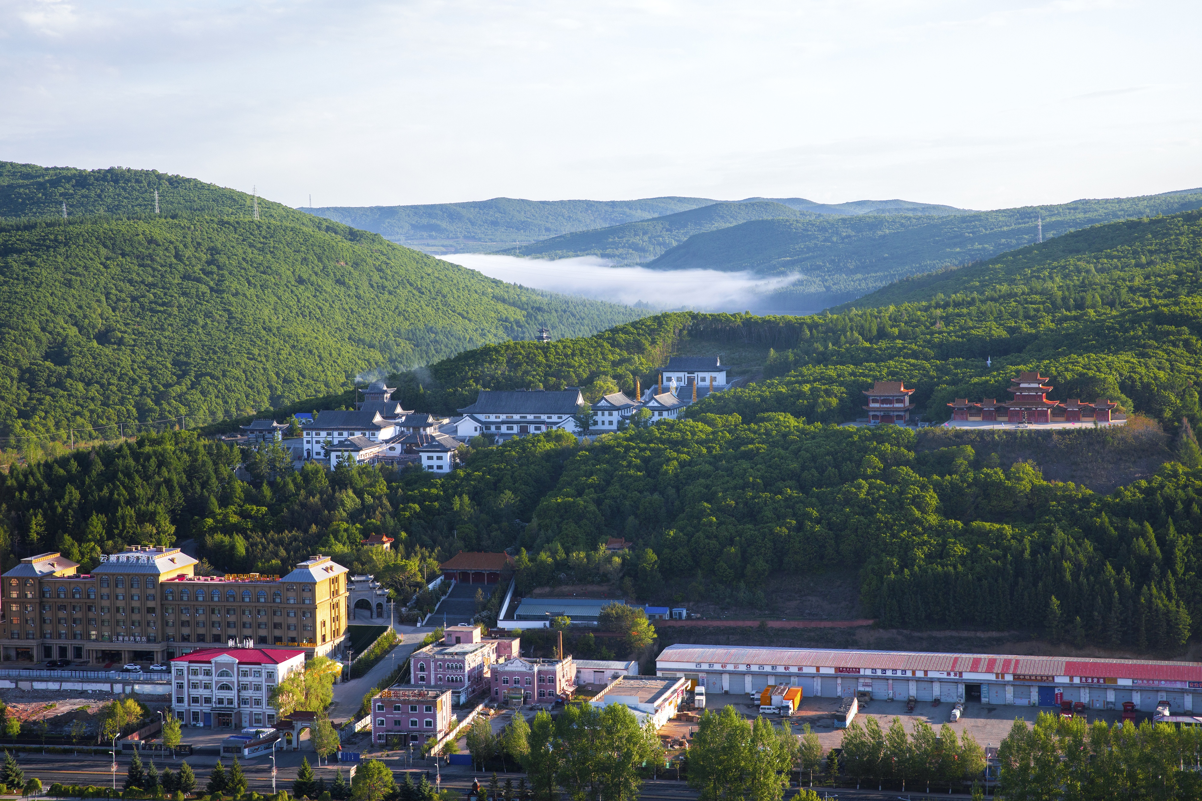  p>大光明寺位于黑龙江省牡丹江市绥芬河市天长山南麓,坐北朝南,依山