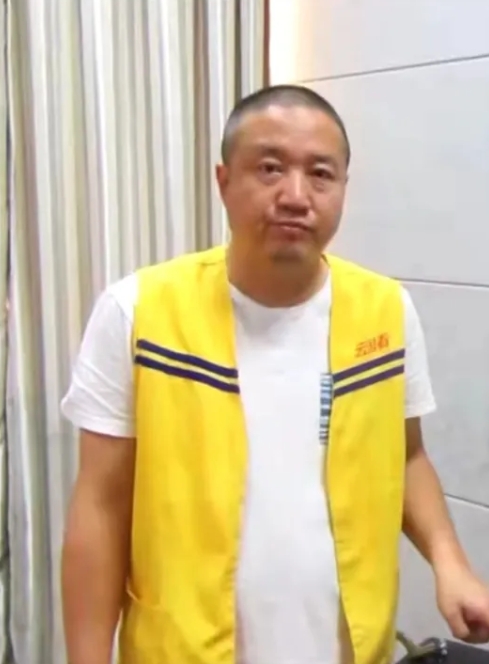  p data-id="ucttrwjpa0fi">李宏伟,男,曾任云南某县副县长.