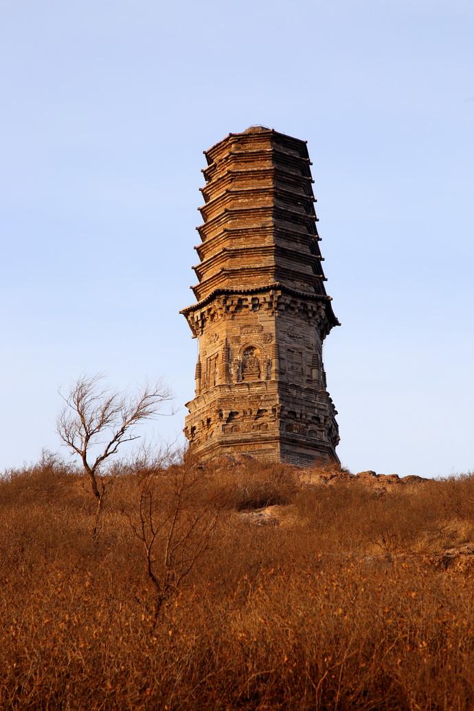  p>辽塔是对辽代佛塔类建筑的统称,又称作辽朝古塔,辽代佛塔等.