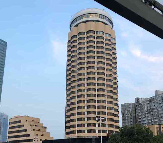  p>亚洲大酒店是武汉第一家四星级酒店,楼高28层,拥有865间客房,普标