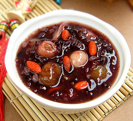  p>黑米红枣莲子粥是由大米,黑米,莲子,红枣熬成的粥品,具有补中养胃