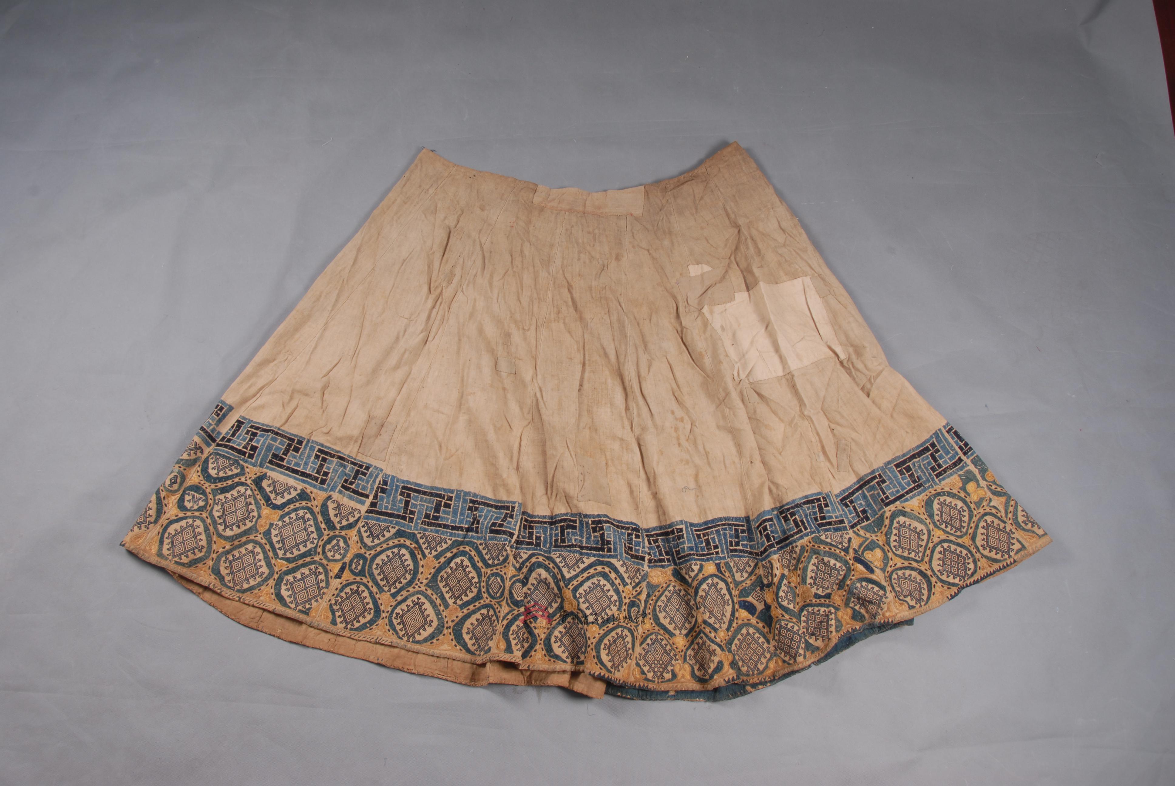 平绣长裙是一件由贵州省民族博物馆通过征集而来的民族历史和文化藏品