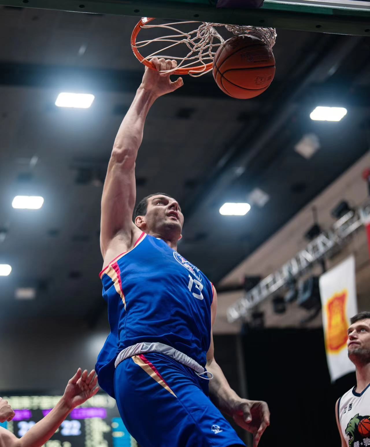 id="tjbmvmdeyjeh">身高达2米30的德古拉,是世界上第4高的篮球运动员