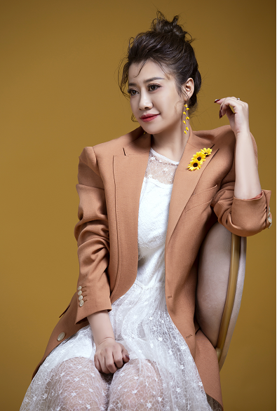 class="ref" data-ctrid="2hksmrk1zju">卢喃,新声代女歌手 /span> 