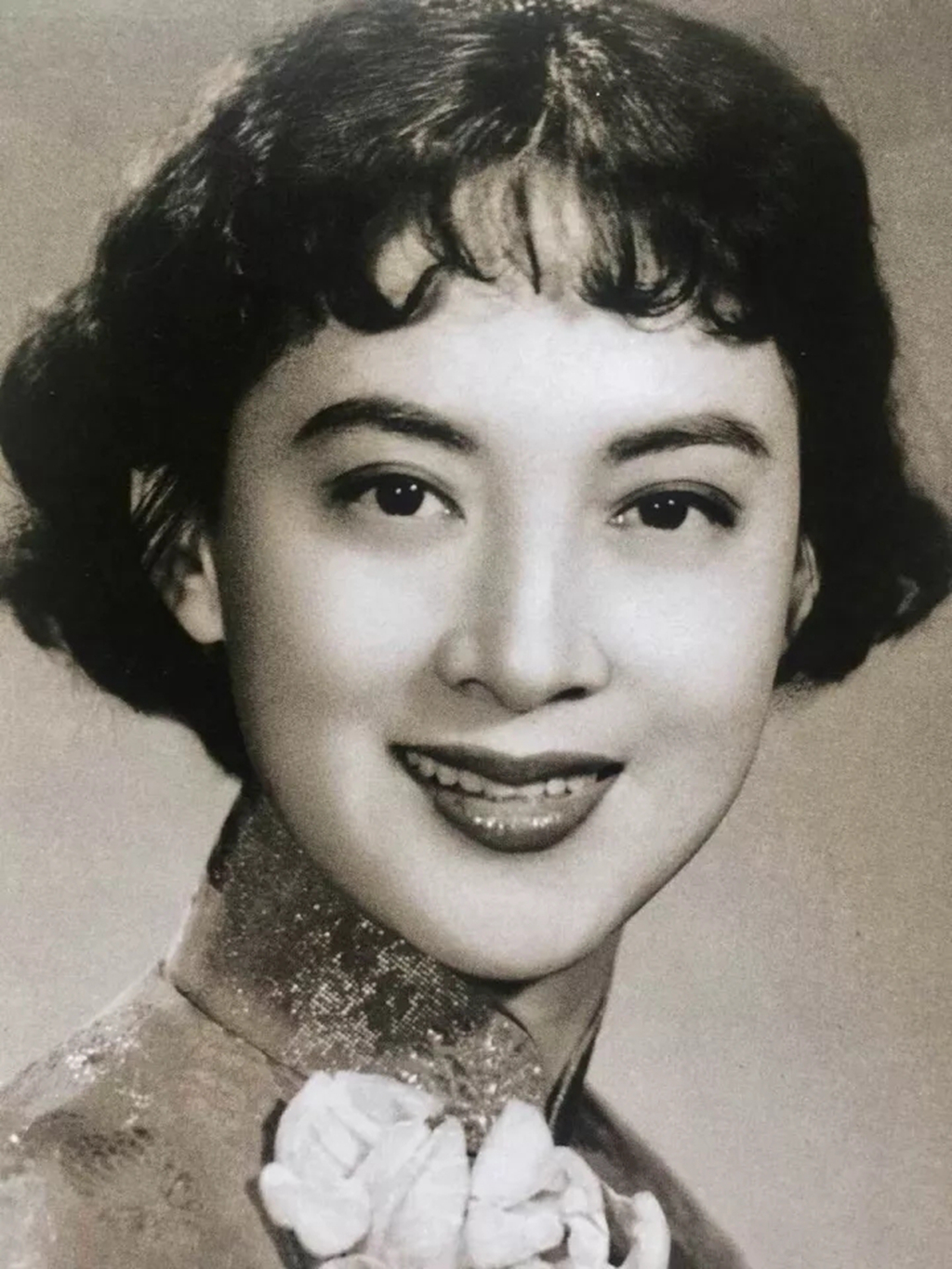 大明星王丹凤：被称为“360度无死角演员”，美丽知性，绝代芳华_百科TA说