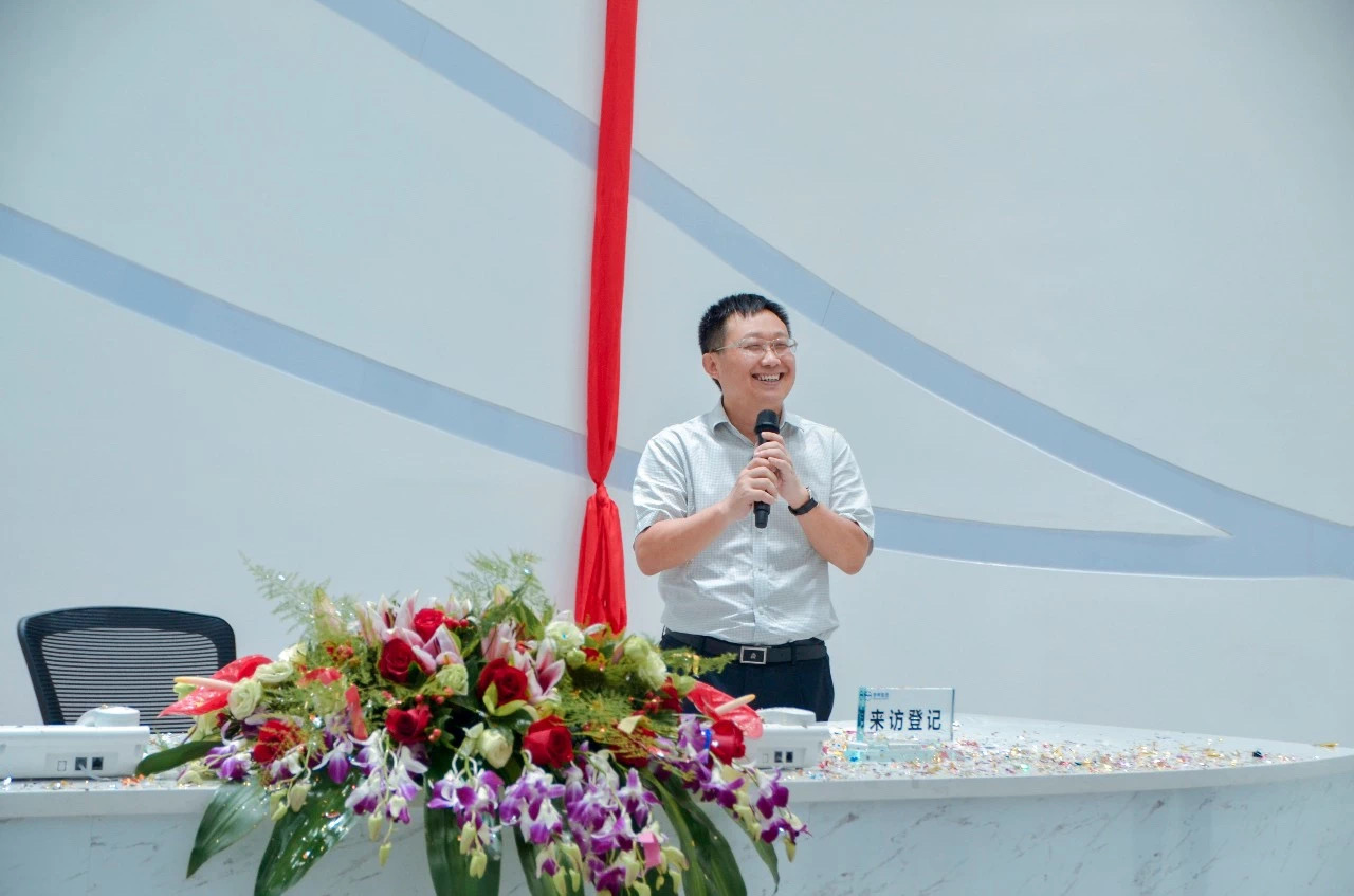 余文胜,男,中国国籍,1968年出生,江西大学数学系本科毕业,梦网集团