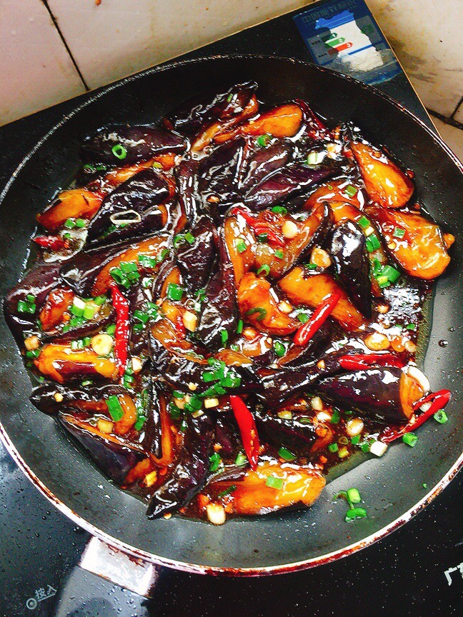  p>红烧茄子(eggplant)是一道历史久远的特色传统佳肴,此菜是 a