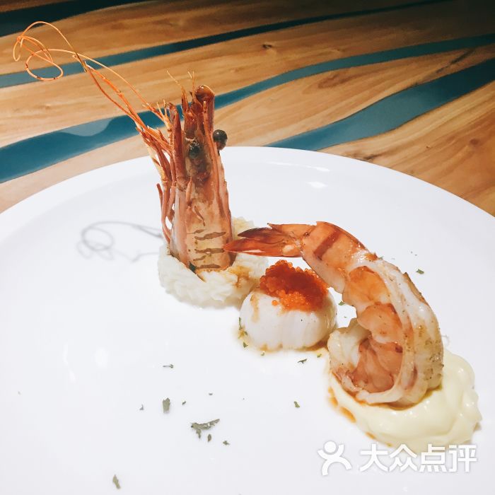  p>法式大虾是一道由大虾,鸡蛋,精盐等做成的美食. /p>