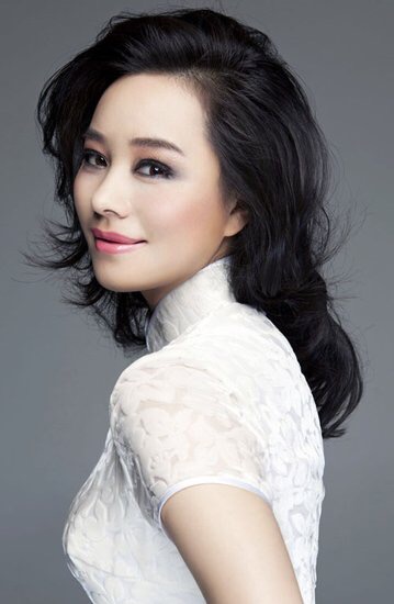 ">钟丽燕,1983年11月12日出生于浙江省嘉兴市,中国内地女中音歌唱演员