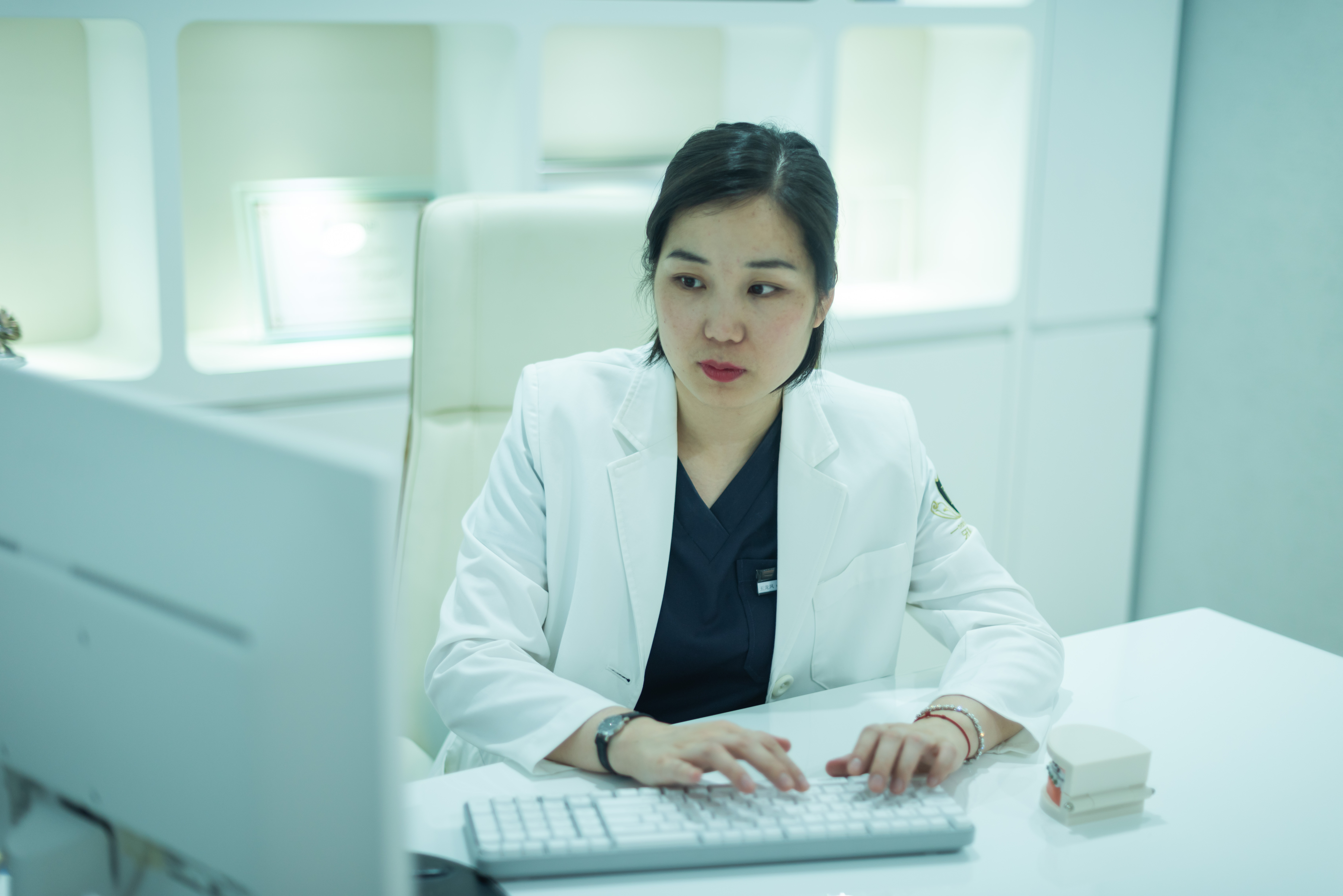  p data-id="gn53wlpbkn">王龙凤,女,牙博士集团南京新街口口腔门诊部