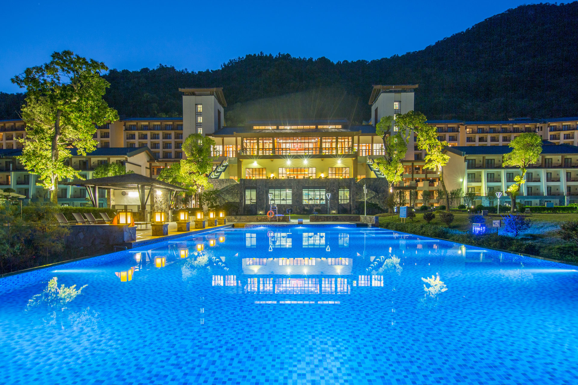 宝晶宫天鹅湖温泉度假酒店