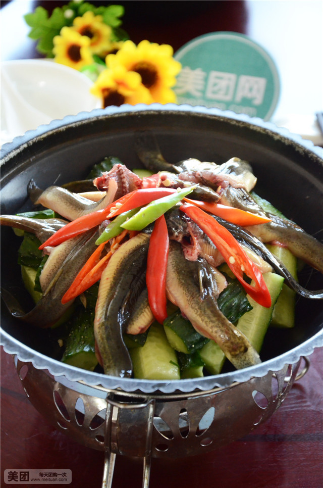  p>黄瓜炖泥鳅是一道由黄瓜,泥鳅,辣椒,菜籽油等做成的美食. /p>