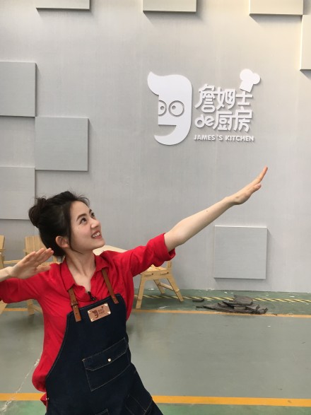 《詹姆士的厨房》是贵州卫视推出的美食节目,由詹姆士,林晶晶担任主持