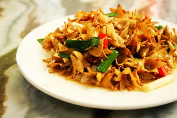 云南石榴花炒腊肉