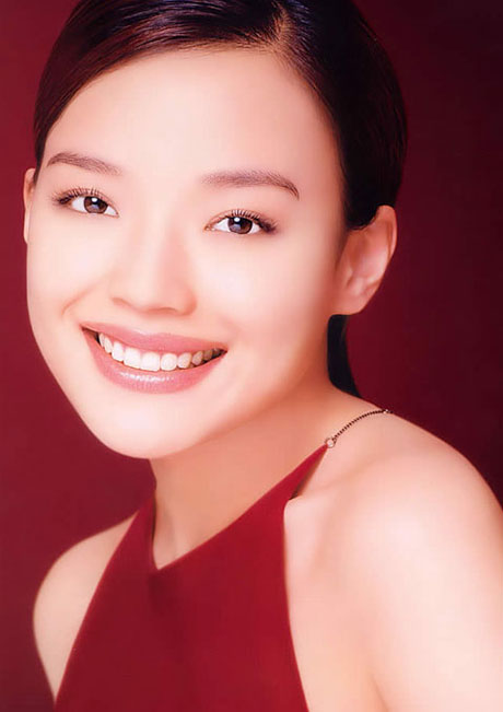  p>舒淇,1976年4月16日出生于台湾省新北市新店区,祖籍福建,华语影视