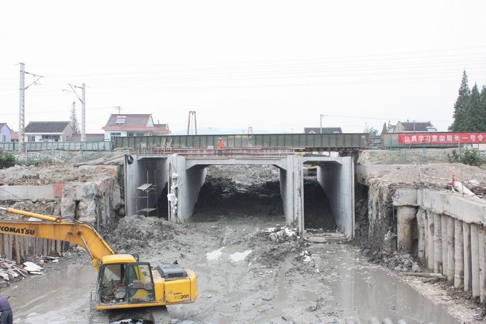 混凝土箱形管节修建的 a href="#" data-lemmaid="1534725">涵洞 /a>