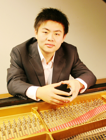  p>黄翔,出生于安徽的音乐家庭, 2002-2006年就读于上海音乐学院钢琴