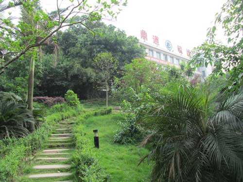 筹建于1979 年,1982年正式招生,1990年更名为现名,简称内江三中