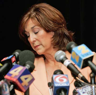  p>安乐死(euthanasia)指对无法救治的病人停止治疗或使用药物,让病人