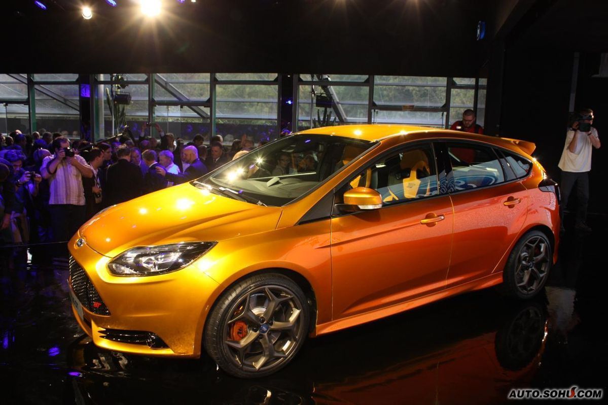  p>在车身外观造型上,福克斯两厢保留了许多设计线条,同时加入立体