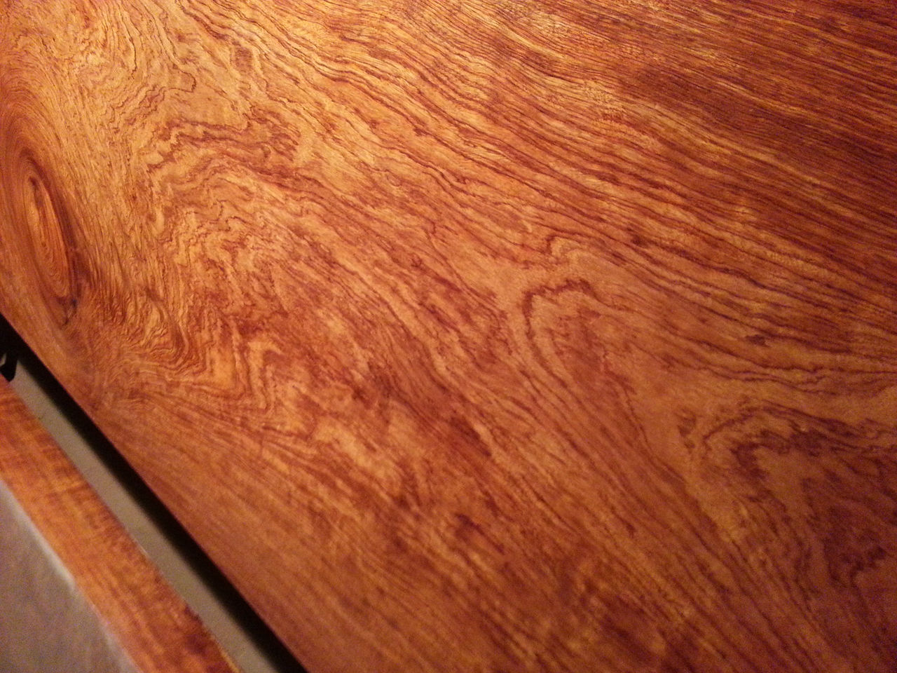  p>古夷苏木.纹理交错明显,带有浅棕色条纹.