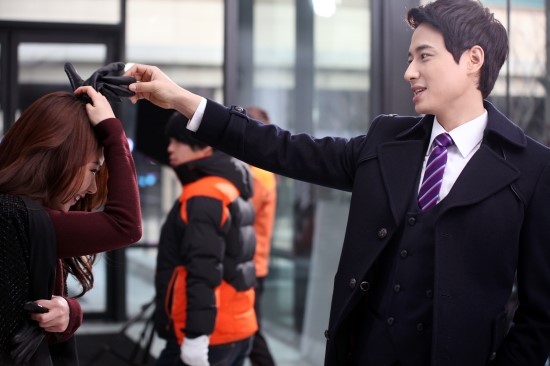  p>《玻璃假面》是韩国tvn电视台于2012年9月3日播出的日日家庭剧,由 