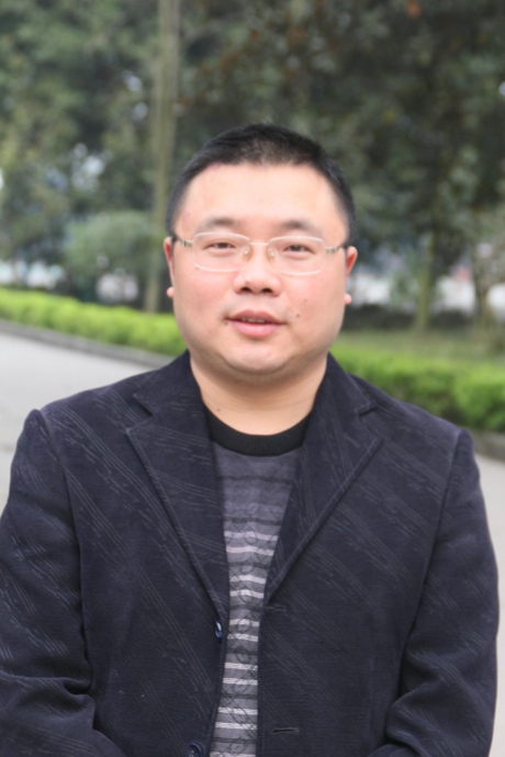 中共党员,现任 a target="_blank" href="/item/富顺二中/1076601"