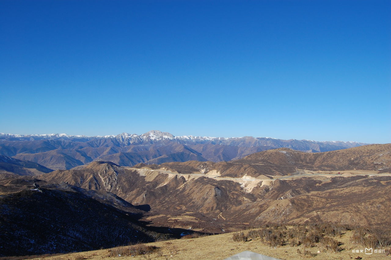 50°,雪宝顶位于松潘县境内,是岷山山脉主峰,最高海拔5588米,岷山主峰