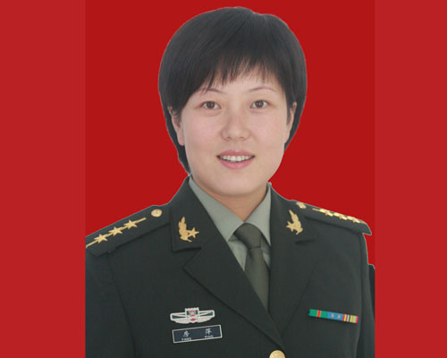 1980年出生,2002年6月入党,本科学历,军区某通信总站女兵八连 a t