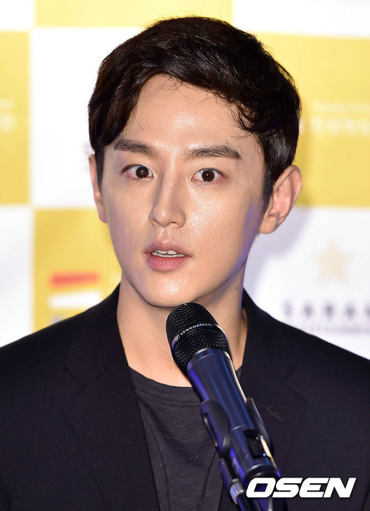 本名权世仁,2012年转入经纪公司saram entertainment时将名字改为权律