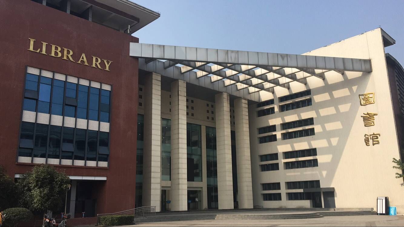 大学( i>sichuan international studies university /i>),简称"川外"