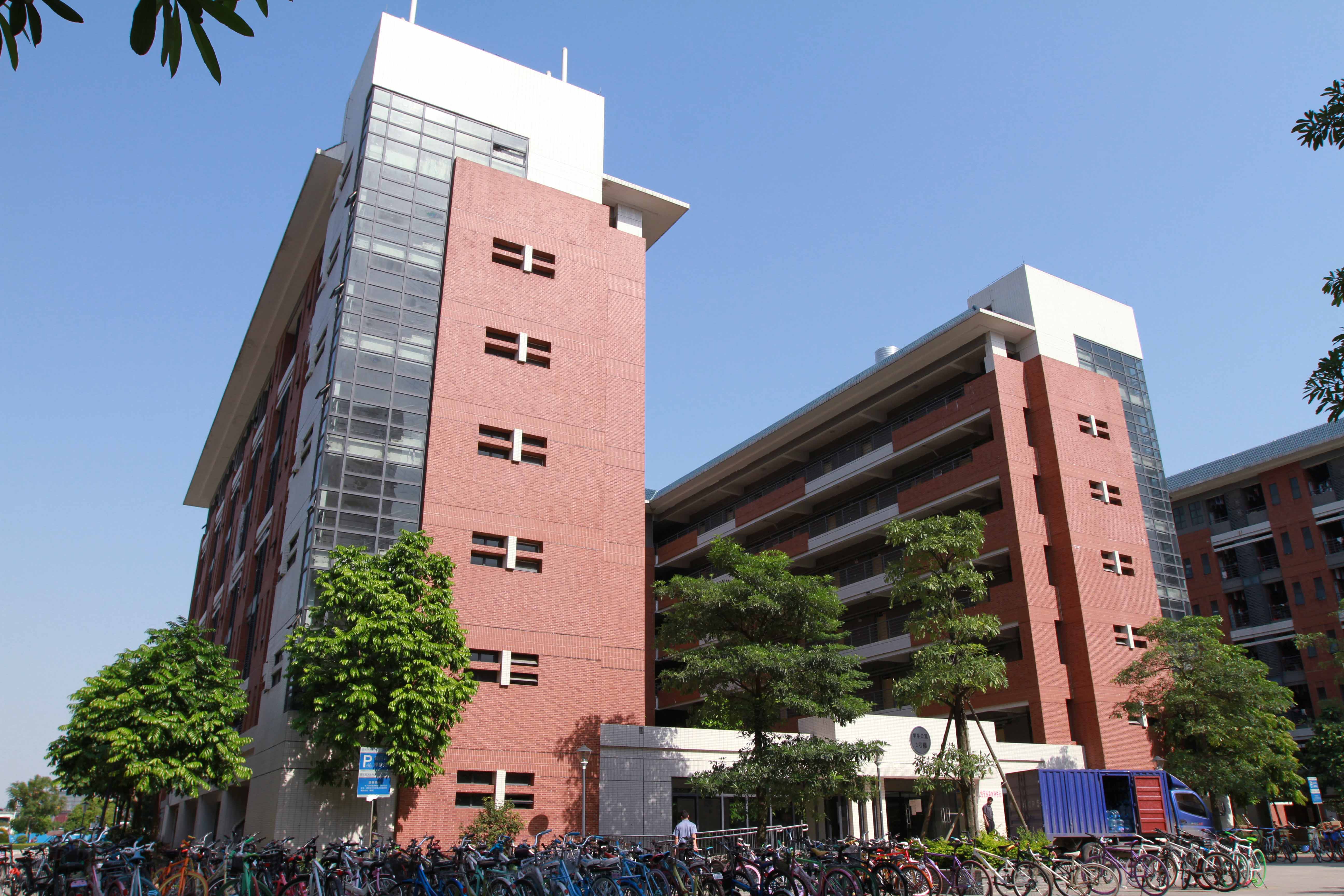  p>广州新华学院(guangzhou xinhua college)是一所综合性全日制普通