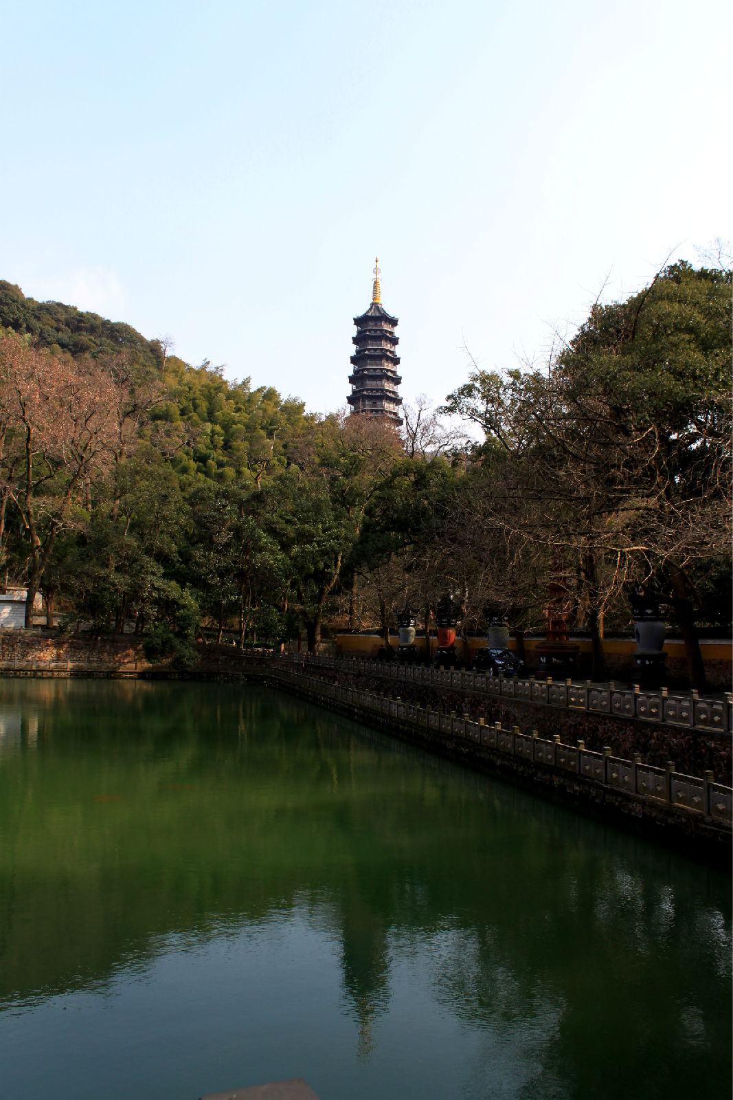  p>天童寺,位于浙江省宁波市鄞州区东吴镇天童村,在宁波市东25千米的