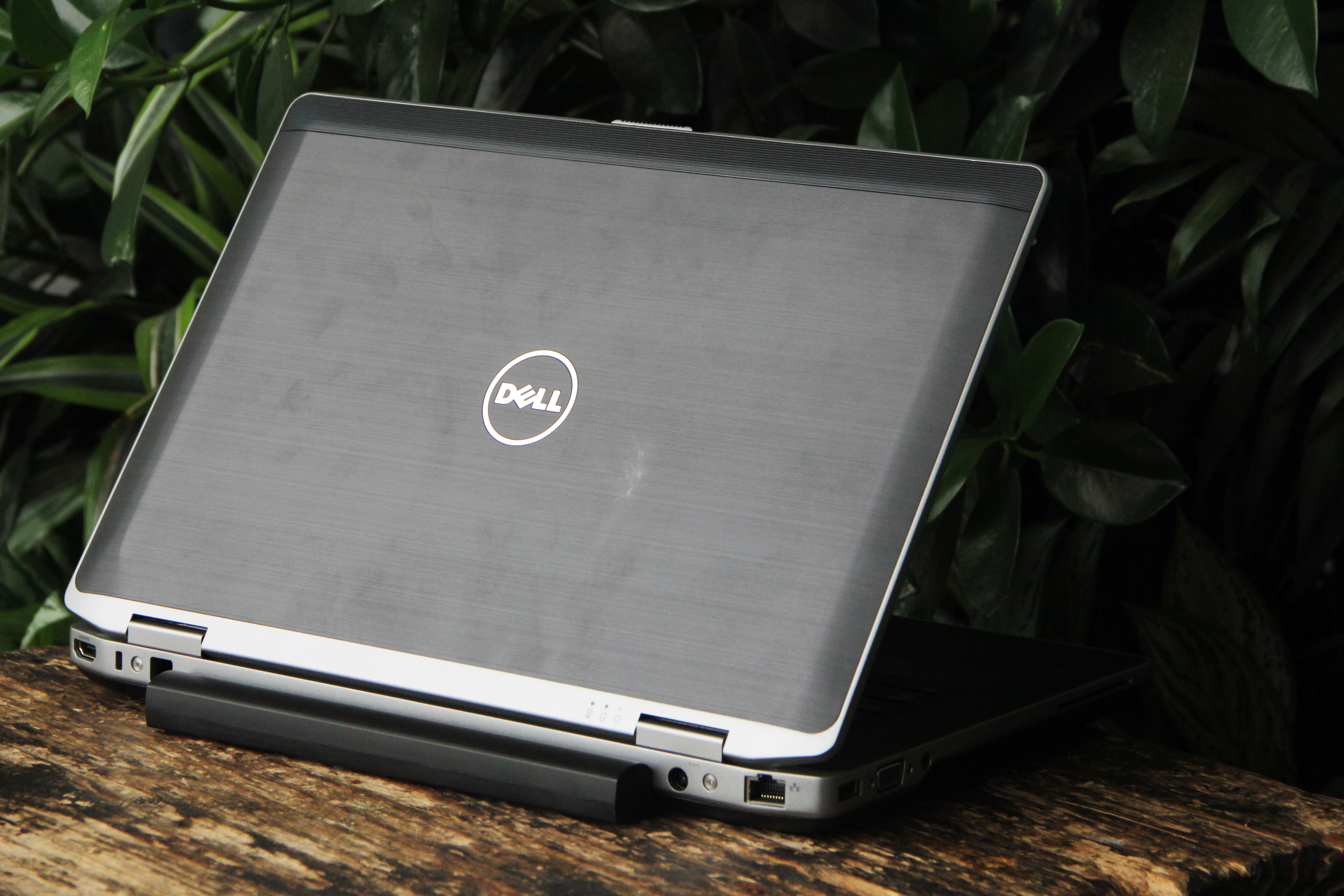 还采用了超窄边框设计,能够最大限度扩大笔记本 a>显示屏面积 /a>,让