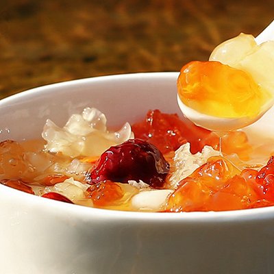  p>桃胶皂角米炖银耳是一道以桃胶,皂角米,银耳为主要食材,以冰糖,水