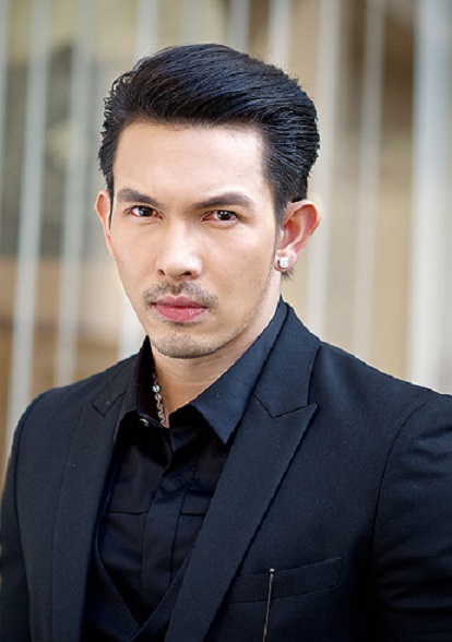  p>阿提查·春那侬(aum),1981年2月20日出生于泰国曼谷,泰国男演员.