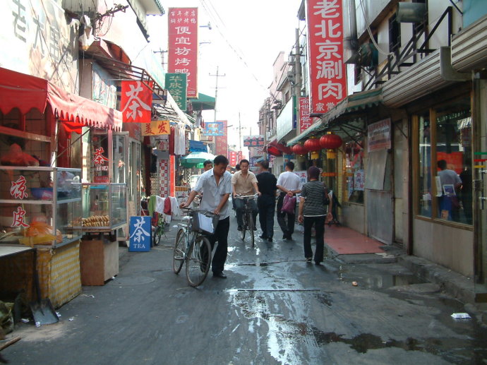 鲜鱼口街成市于明朝正统年间,已有570多年历史,曾汇聚了北京著名的老