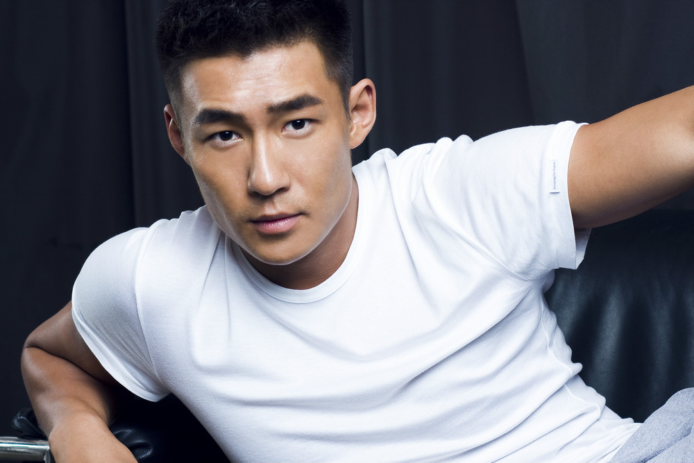 白威,原名白微,1981