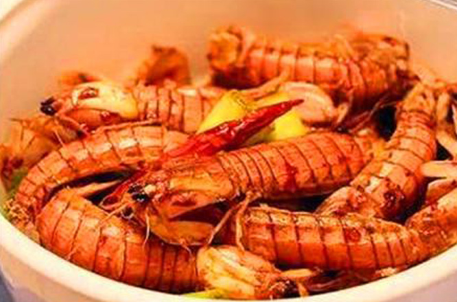  p>香辣虾姑是一道美食,主要原料为虾姑,辅料是盐,油辣子,蒜,芹菜.