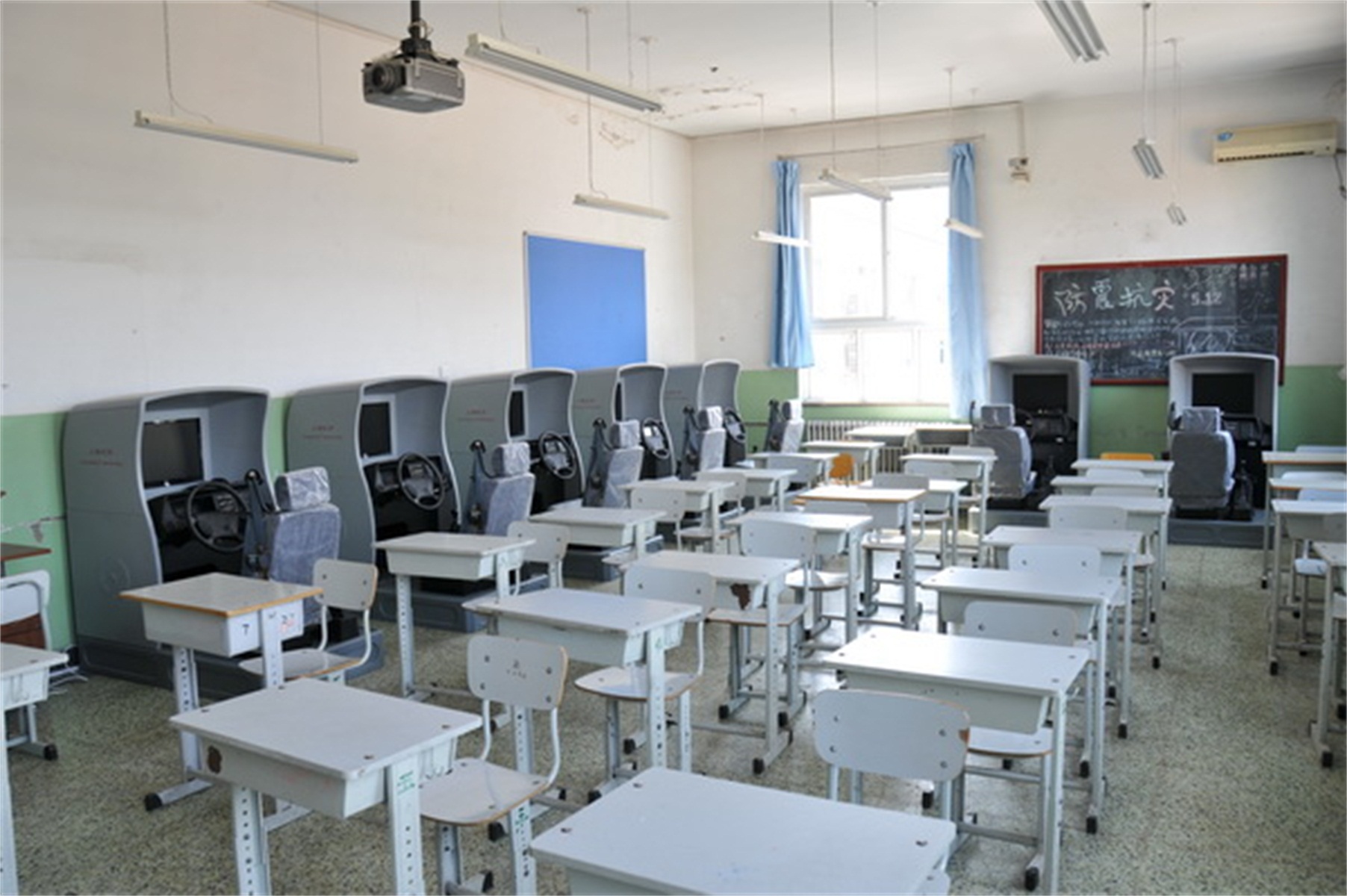 2 railway middle school),简称"北京铁二中",是一所由北京市西城区