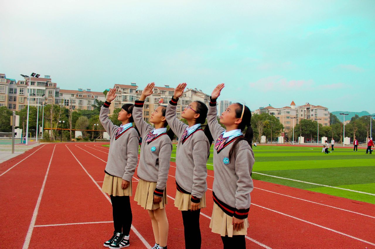  p>柳州市航鹰中学是柳州市目前最新,教学设施最完善的一所学校,也是