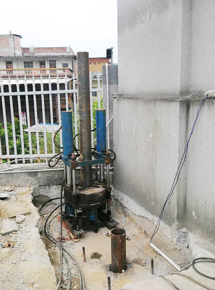  p>锚杆静压桩是指利用锚固于原有基础中的锚杆提供的反力实施压桩,压