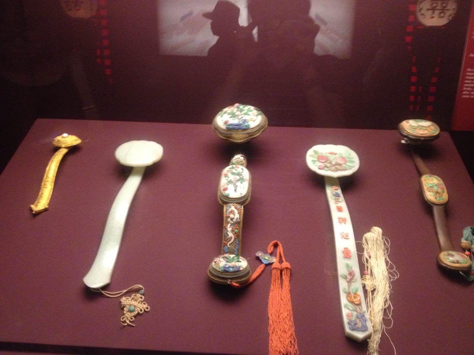  p>如意,是中国古代的一种法器,可以心想事成,如魔杖和音速起子(科幻