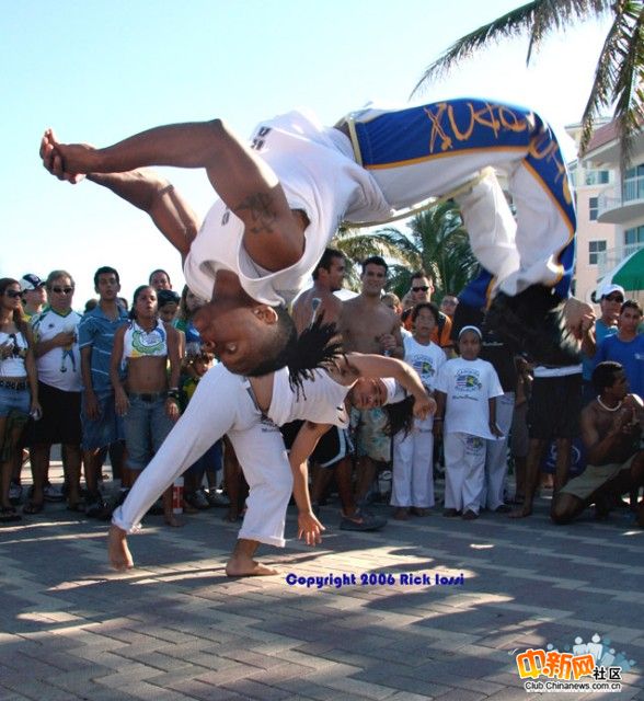  p>卡波耶拉(capoeira),也叫卡迫威啦,香港称为巴西战舞,是一种16世纪