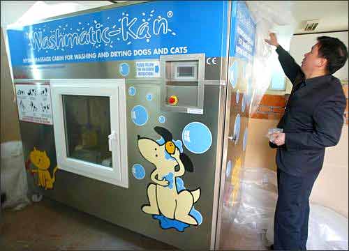 使用这台机器,狗主人可以轻松地给自己的宠物洗澡. /p>