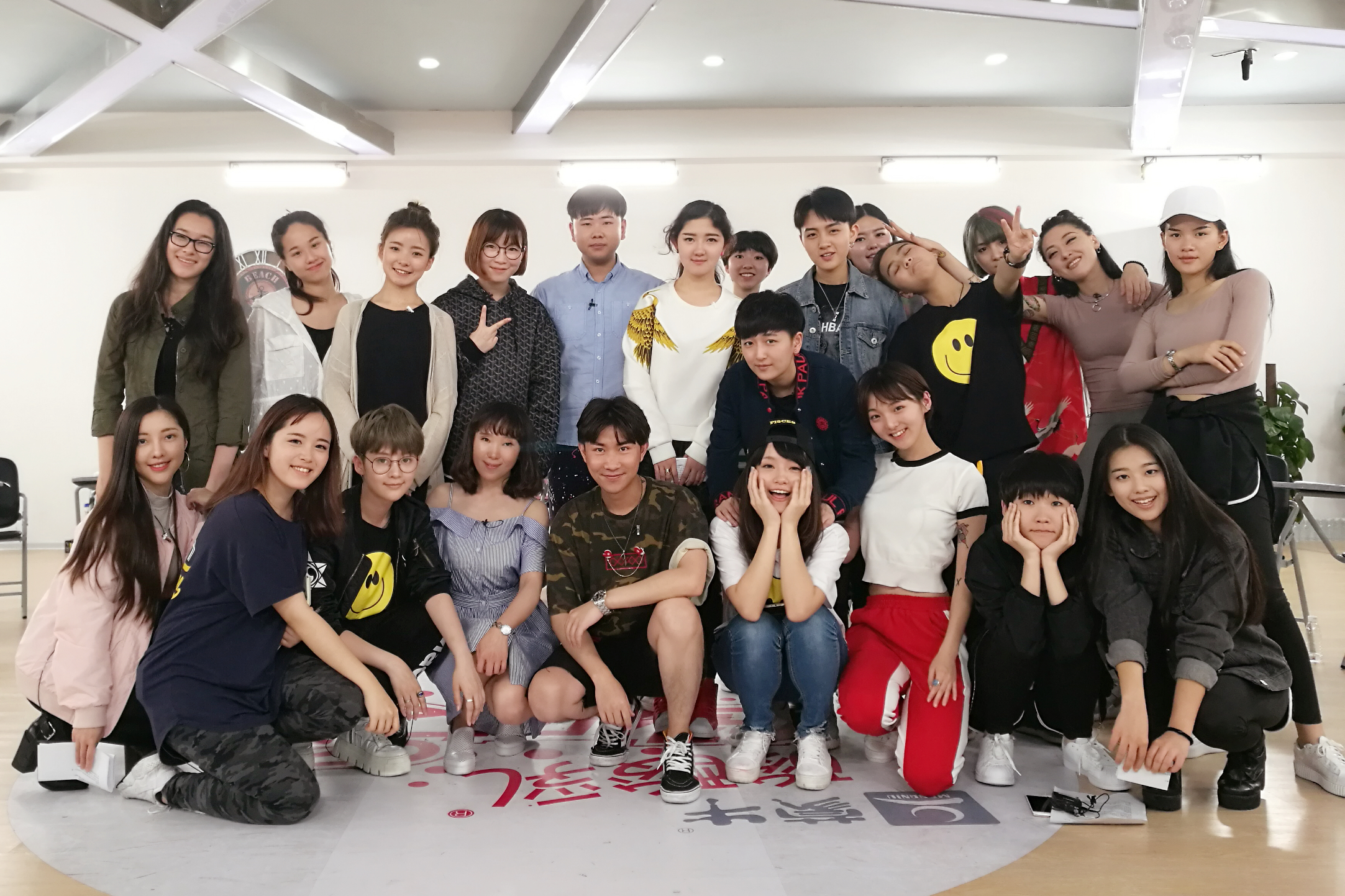  p>胥渡吧是中国内地著名的"神配音"团队,开创了搞笑创意配音风潮,以