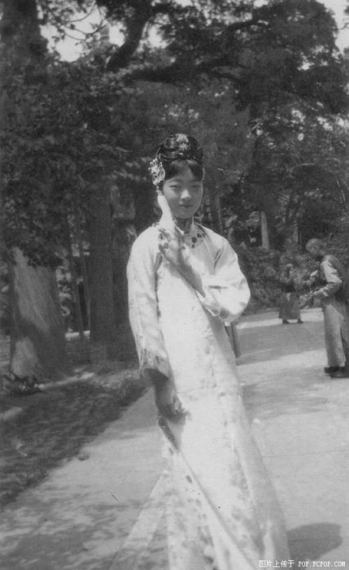  p>婉容,全名郭布罗·婉容,字慕鸿,号植莲,郭布罗氏,达斡尔族,正白旗