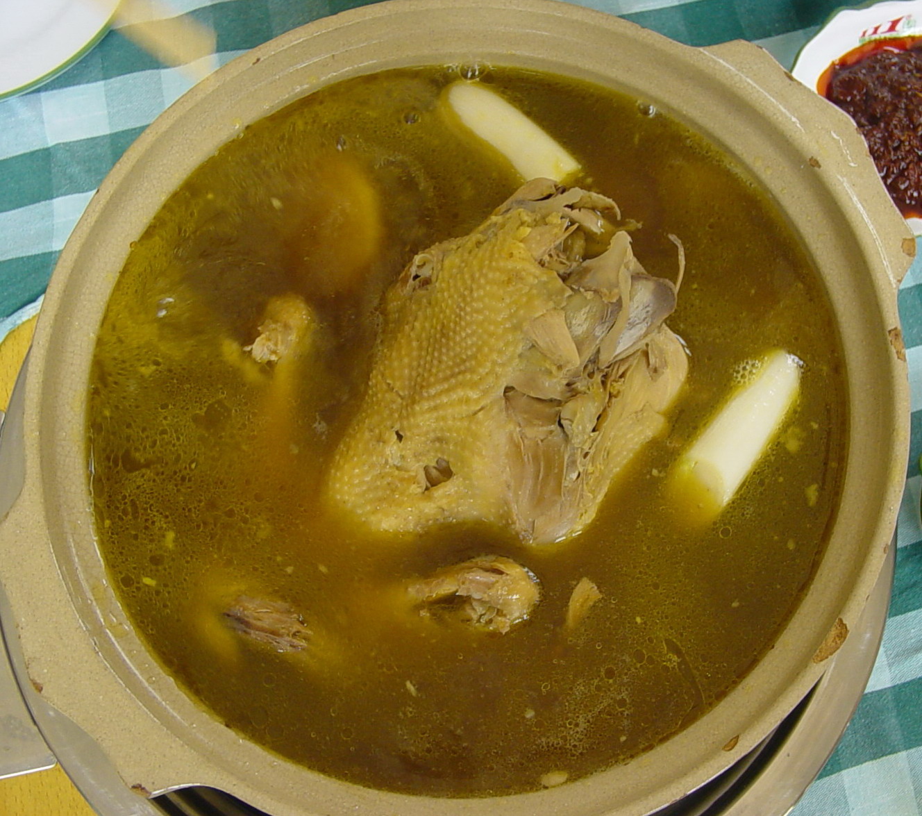  p>炖全鸡是以整鸡清炖,是湖北传统宴席上的一道大菜.